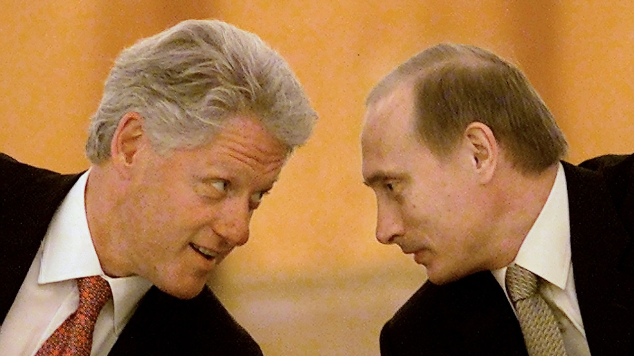 U.S. President Bill Clinton (L) and Russian President Vladimir Putin (R) confer during a ceremony to sign agreements on the establishment of a joint warning center for the exchange of information on m