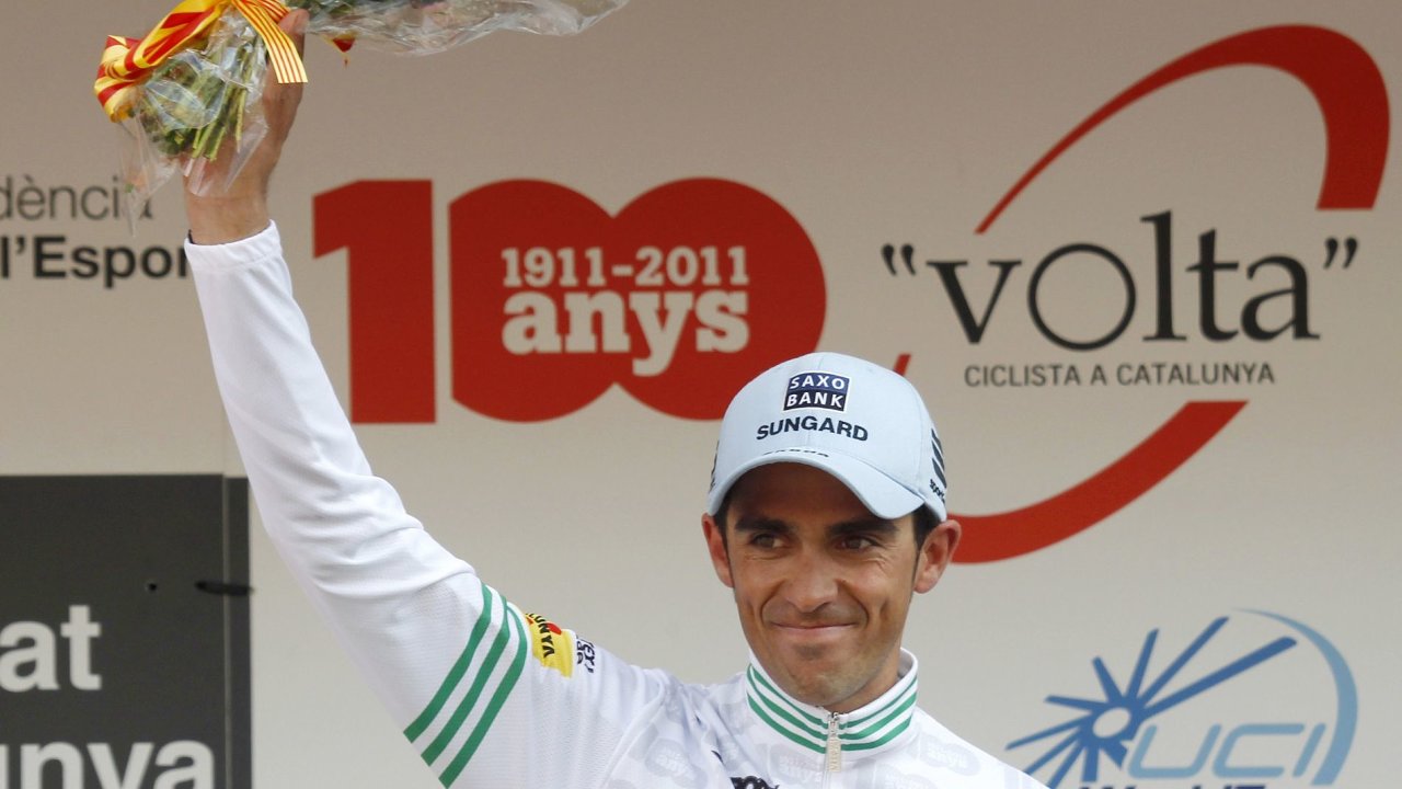Radujc se cyklista Alberto Contador.