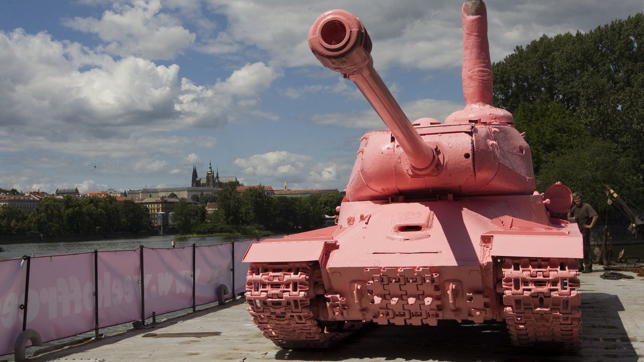 Rov tank s Praskm hradem v pozad