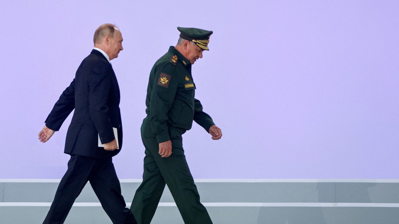 Ruský prezident Vladimir Putin (nalevo) a jeho ministr obrany Sergej Šojgu.