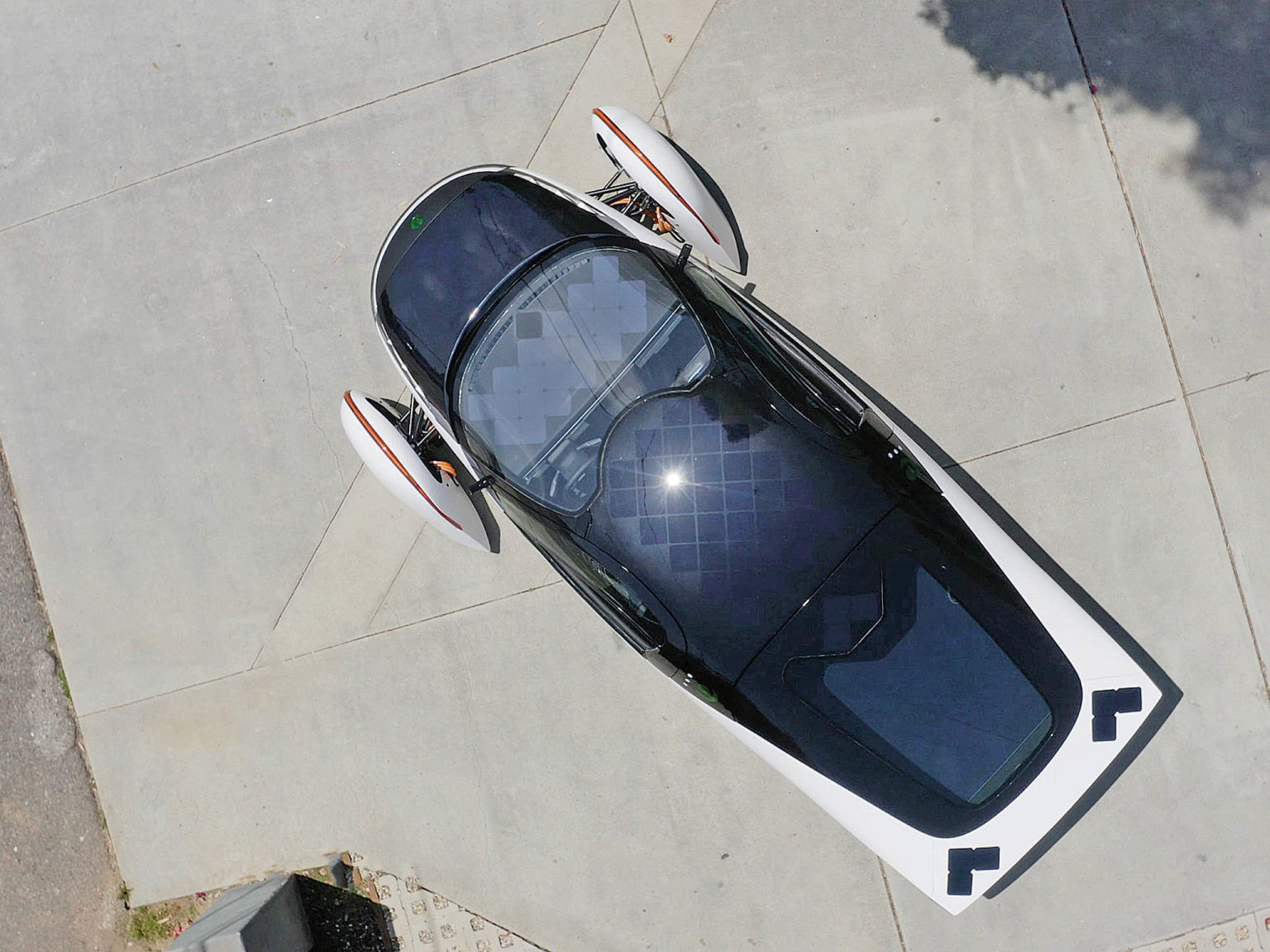 Tøíkolový solární elektromobil od Aptery vypadá futuristicky, ale je funkèní.