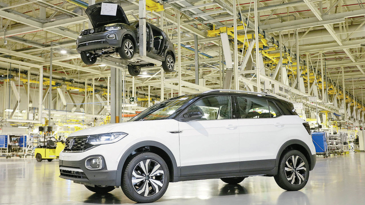 Manažeøi Volkswagenu se obávají rostoucí závislosti na èínském trhu. Aby byl do­da­va­telský øetìzec automobilky odolnìjší vùèi výpadkùm, chce firma více investovat v Evropì a Spojených státech.