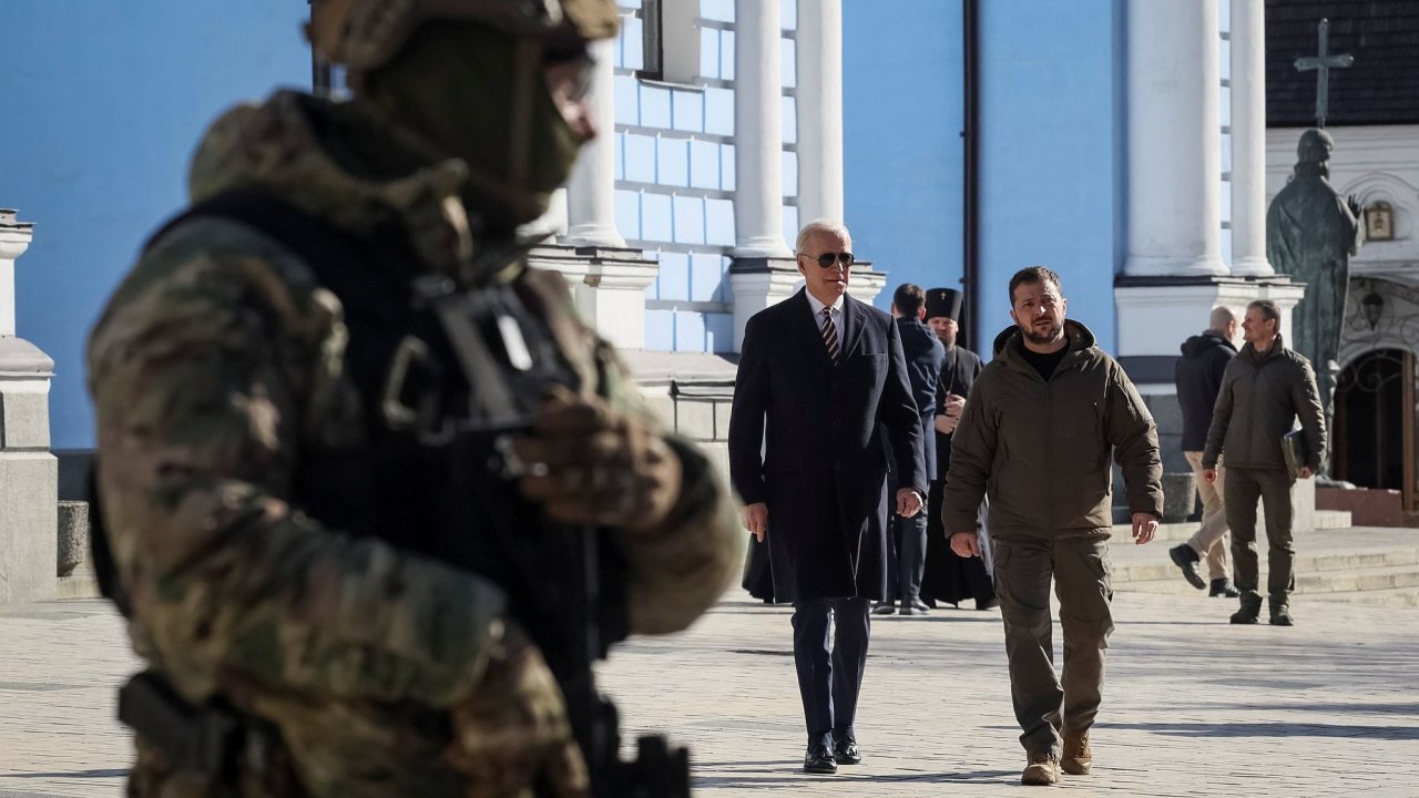 V pozad kr americk prezident Joe Biden a jeho ukrajinsk protjek Volodymyr Zelenskyj.