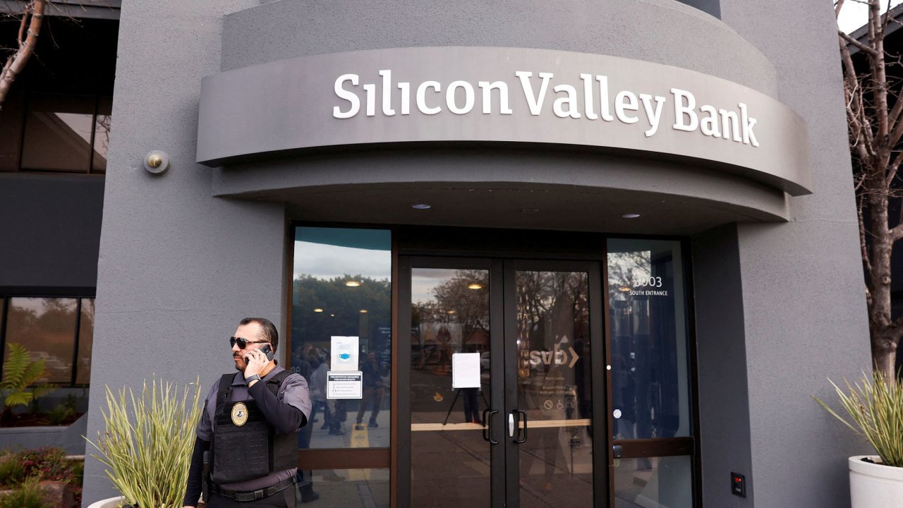 Ochranka pøed centrálou Silicon Valley Bank v kalifornském mìstì Santa Clara.