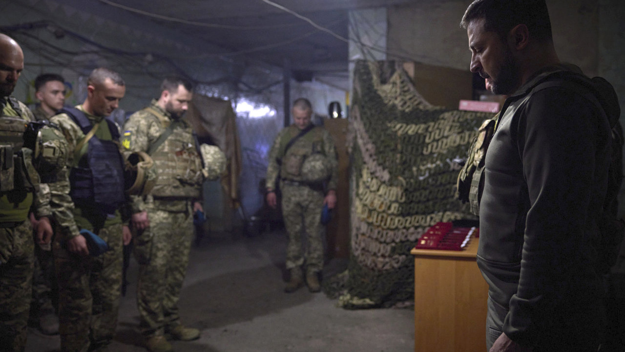 Zelensk s ukrajinskmi vojky.