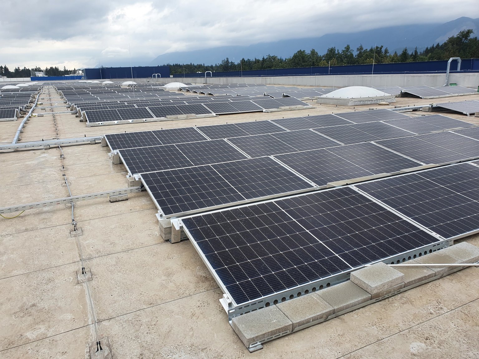 Zaèátkem srpna nainstaloval cargo-partner na støechu svého iLogistics Center Lublaò fotovoltaický systém s 1192 panely.