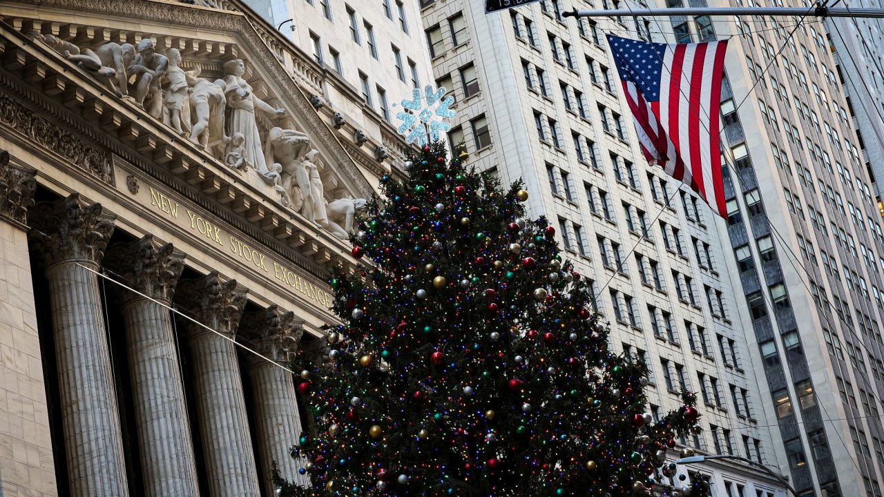 Na Wall Street dorazily Vnoce. Doslova i v podob sedm tdn trvajcho rstu akci. Na snmku je vnon strom pes budovou newyorsk akciov burzy (NYSE).