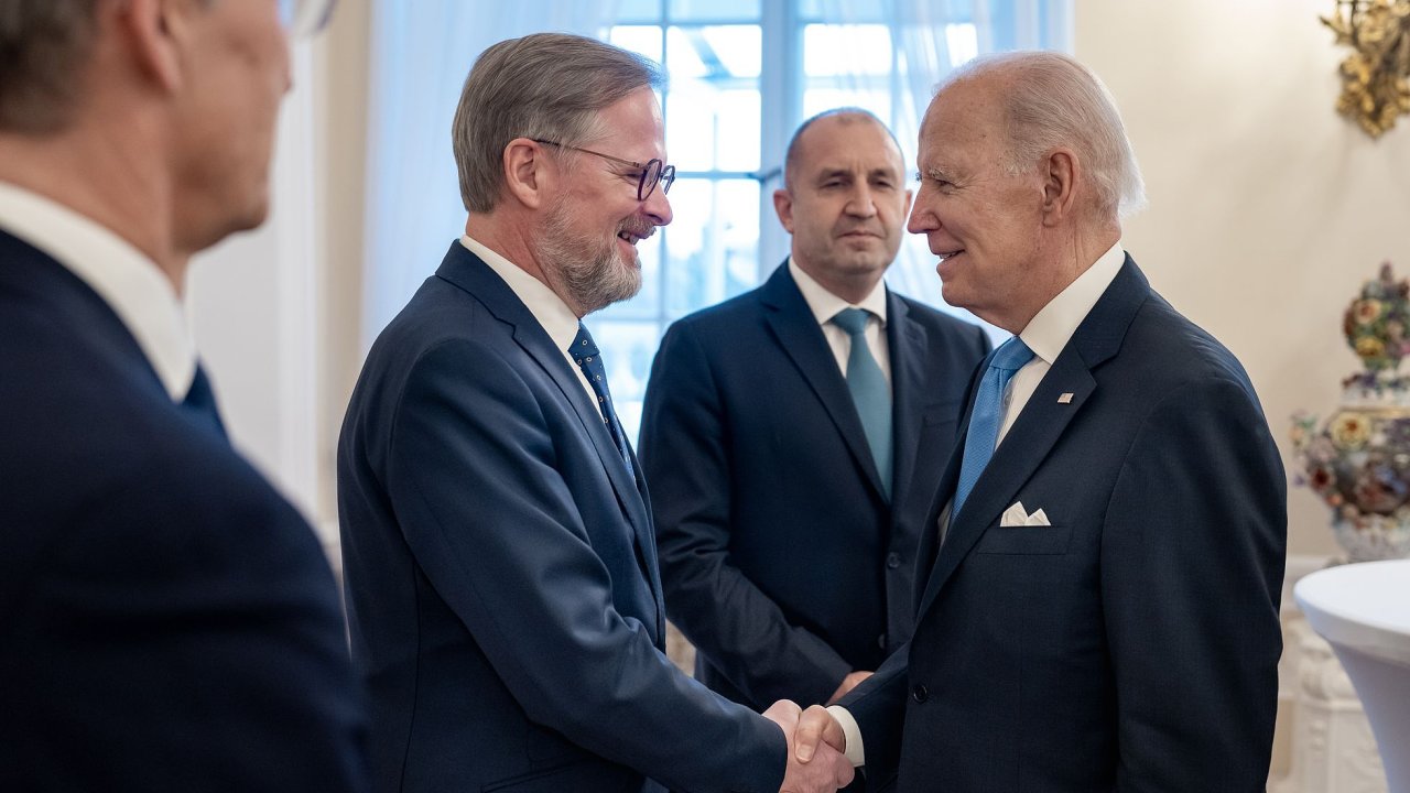 Premir Petr Fiala s americkm prezidentem Joem Bidenem pi setkn na zasedn Bukuresk devtky ve Varav.