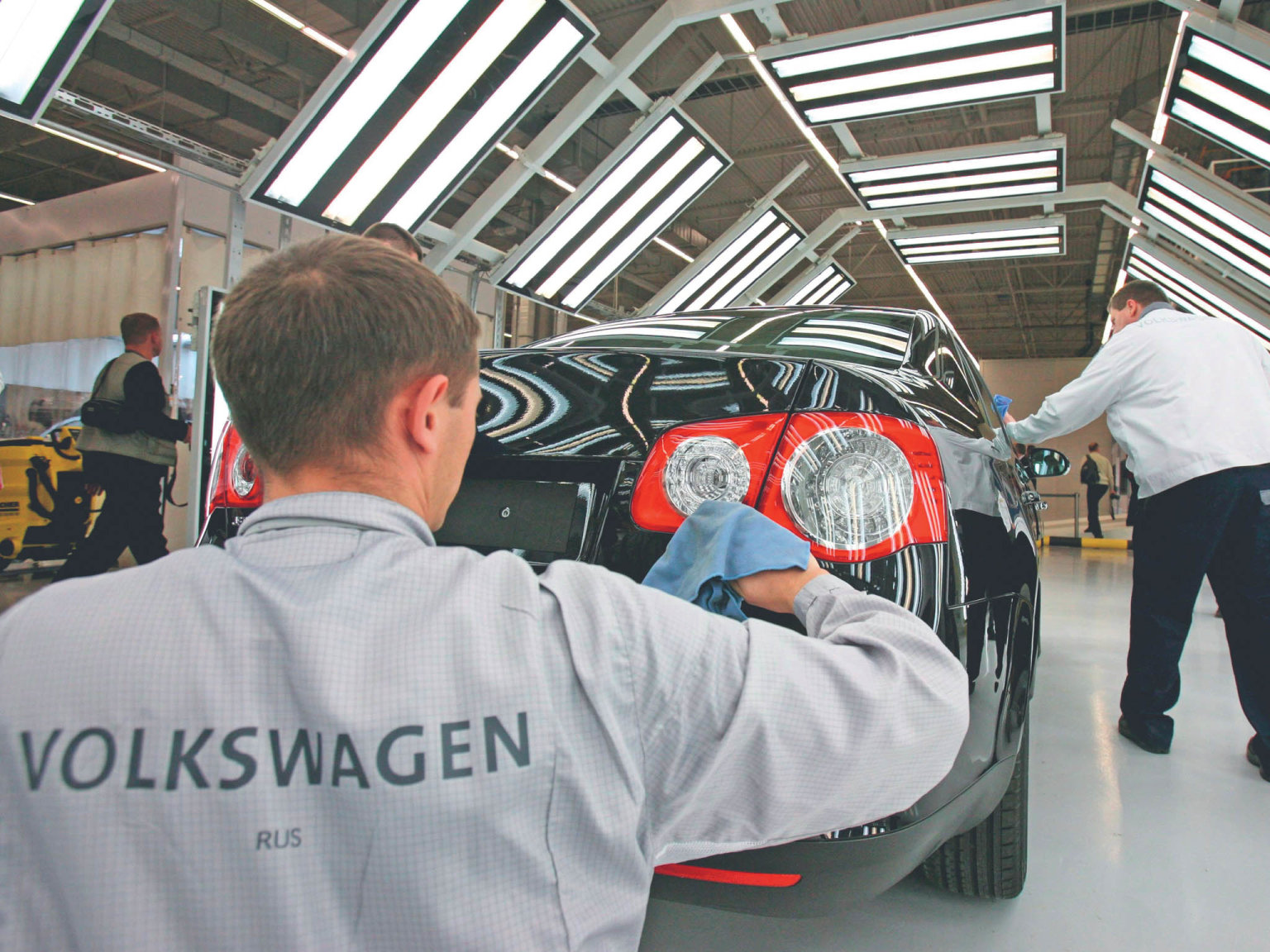 Nmeck Volkswagen stopnul vrobu vRusku. Tamn aktiva nakonec prodal zapouhou desetinu jejich ceny.