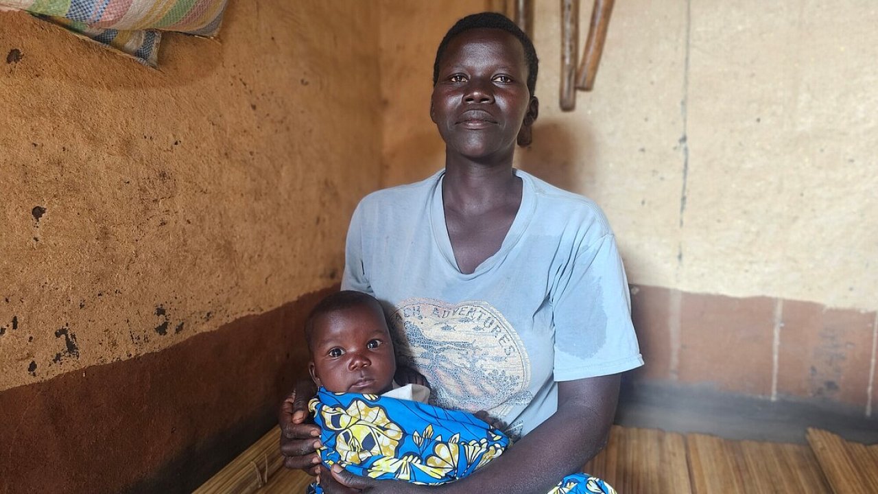 Chantal s tmsn dcerou Dorcas ve zdravotnm stedisku podpodovanm CARE