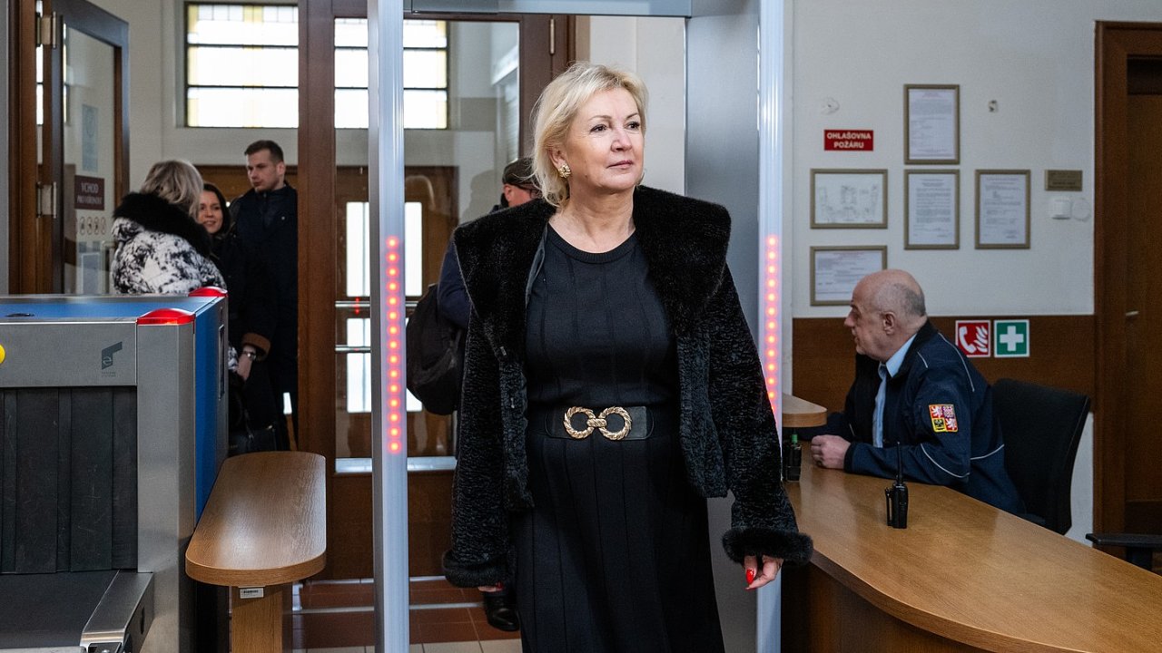 Ob�alovan� Alena ��pov� p�ich�z� ke krajsk�mu soudu, kter� za�al projedn�vat kauzu fale�n� z�v�ti po tov�rn�ku Franti�ku ��povi, 6. �nora 2025, Hradec Kr�lov�.