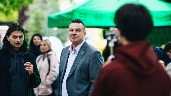 Udělal jsem blbost. Ukrajinci z ubytovny darovali statisíce Rajchlově straně, ta o nich přitom mluví jako o hrozbě