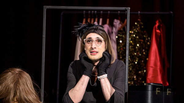 Kulturní tipy: Drsný dokument o válce na Ukrajině od oscarového režiséra, muzikál Tootsie či balanc mezi realitou a fantazií