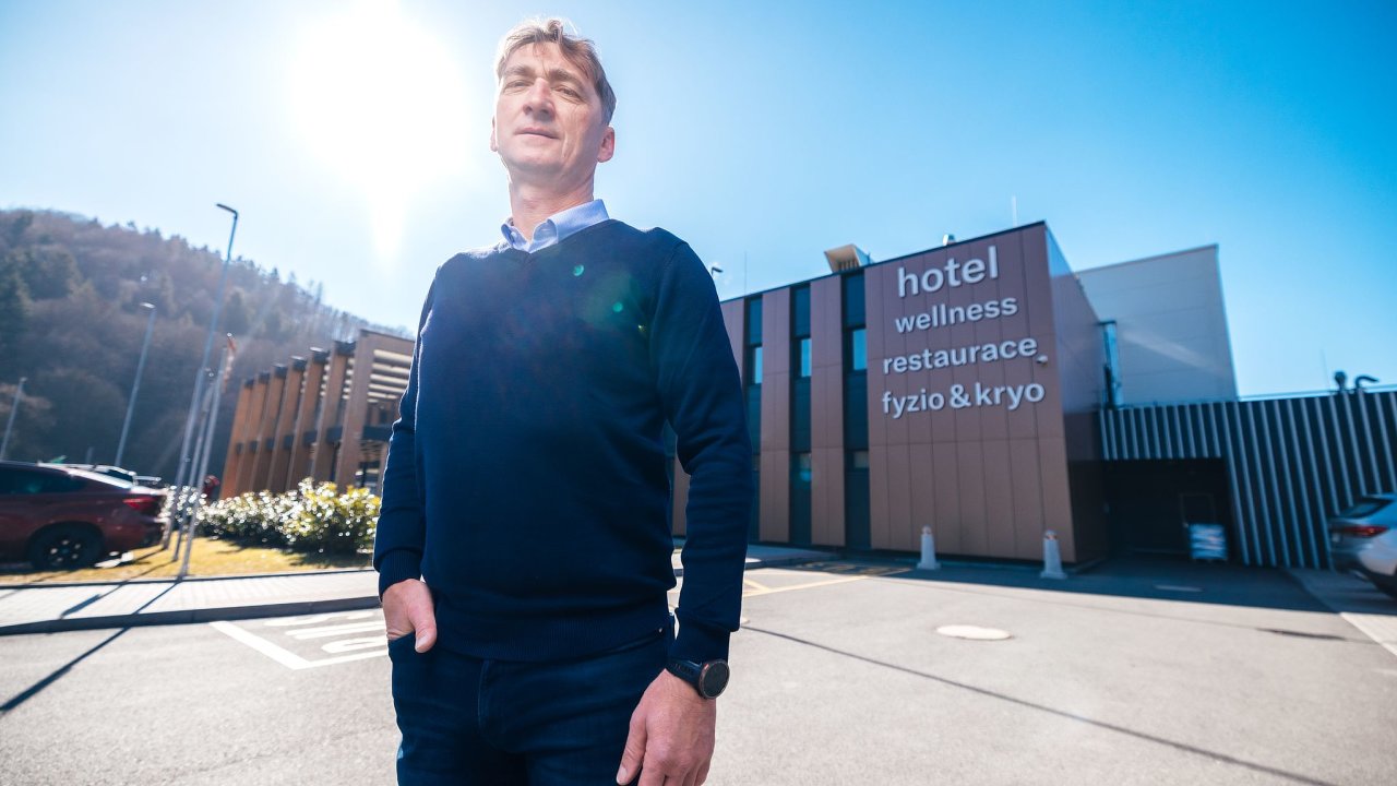 Podnikatel Du�an Kotrla p�ed Kapka resortem nedaleko Vset�na.