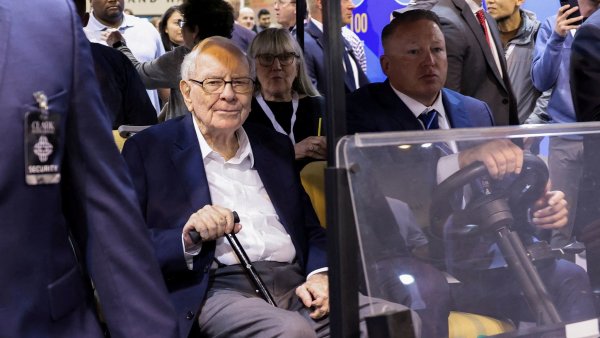 Legend�rn� investor Warren Buffett na v�ro�n�m setk�n� s akcion��i Berkshire...