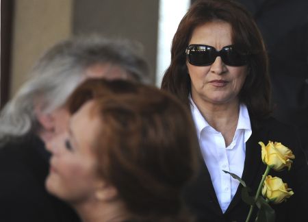 Zlata Adamovsk a Simona Staov (vlevo, kondoluje Ivanu Hubaovi) na pohbu Jiho Hubae