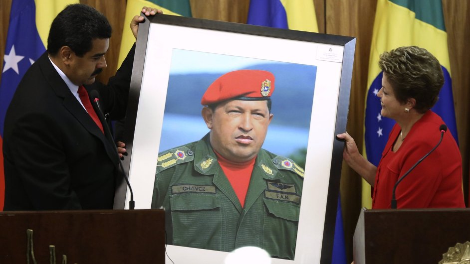 Venezuelsk prezident Nicols Maduro s portrtem svho pedchdce Chveze.