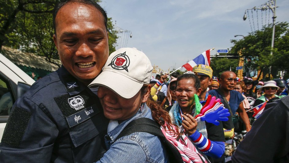 Demonstrant objm policistu pi protivldnm protestu v Bangkoku.