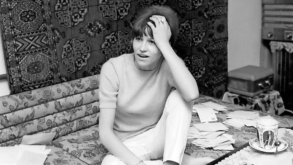 Marta Kubišová se v roce 1967, kdy vyhrála poprvé Zlatého slavík, probírá dopisy fanouškù.