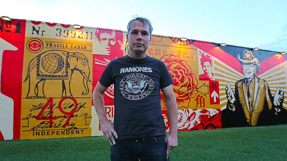 Shepard Fairey vyrb samolepky a trika za pr dolar, ale prodv tak drah obrazy.