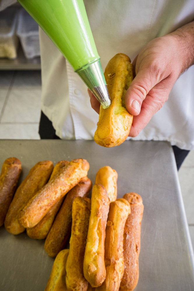 Éclairs Po vychladnutí uděláme do éclairs dírku buď z boku, anebo zespodu a naplníme krémem, moussem nebo třeba šlehačkou. La Petit France Boulangerie nabízí éclairs s pistáciovou, malinovou, karamelovou, vanilkovou nebo čokoládovo-nugátovou příchutí.