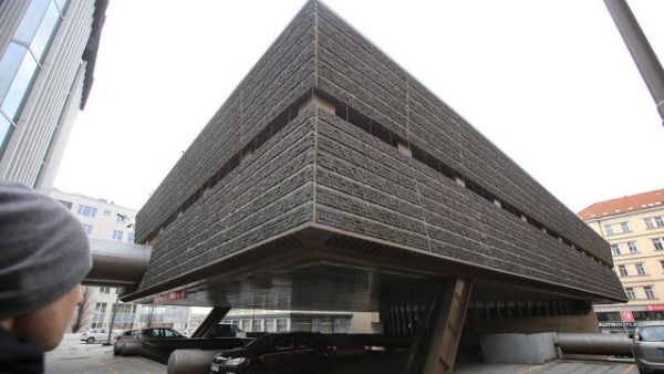 Transgas je jizva na tv&aacute;�i Prahy i skvost, jeho� zbour&aacute;n&iacute; je projevem barbarstv&iacute;, tvrd&iacute; architekti