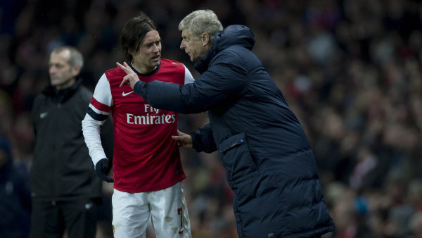 V časech, kdy Tomáš Rosický oblékal barvy Arsenalu, dostával ještě před vstupem na hrací plochu poslední pokyny od trenéra Arsena Wengera. Jak by to ale asi vypadalo, kdyby se dnes role obrátily...