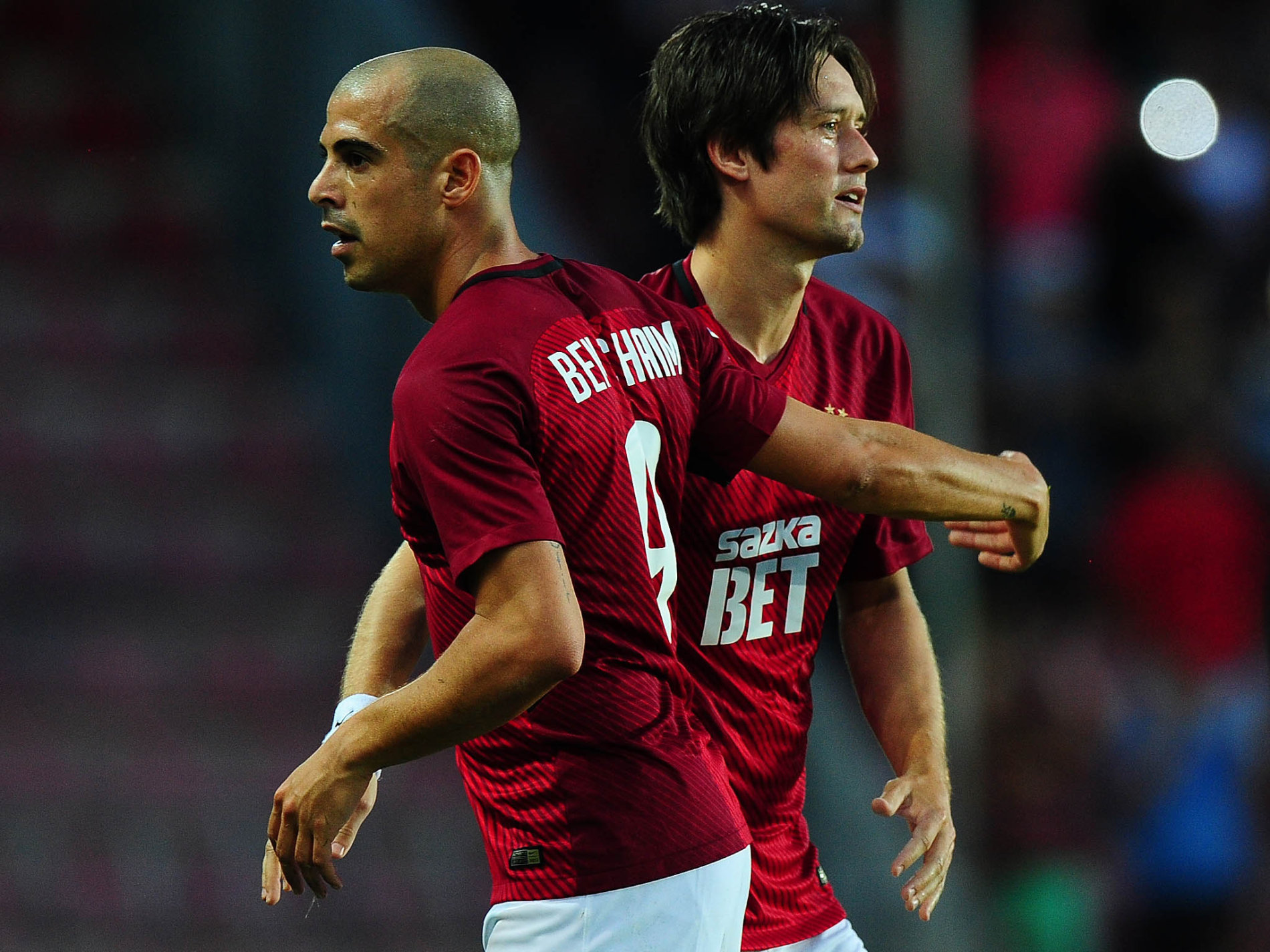 ... či hráče jako Tal Ben Chaim z izraelského Maccabi Tel Aviv (na snímku s hrající legendou Sparty Tomášem Rosickým). (Foto: ČTK) jarvis_59873232498e42eefc194126.jpeg