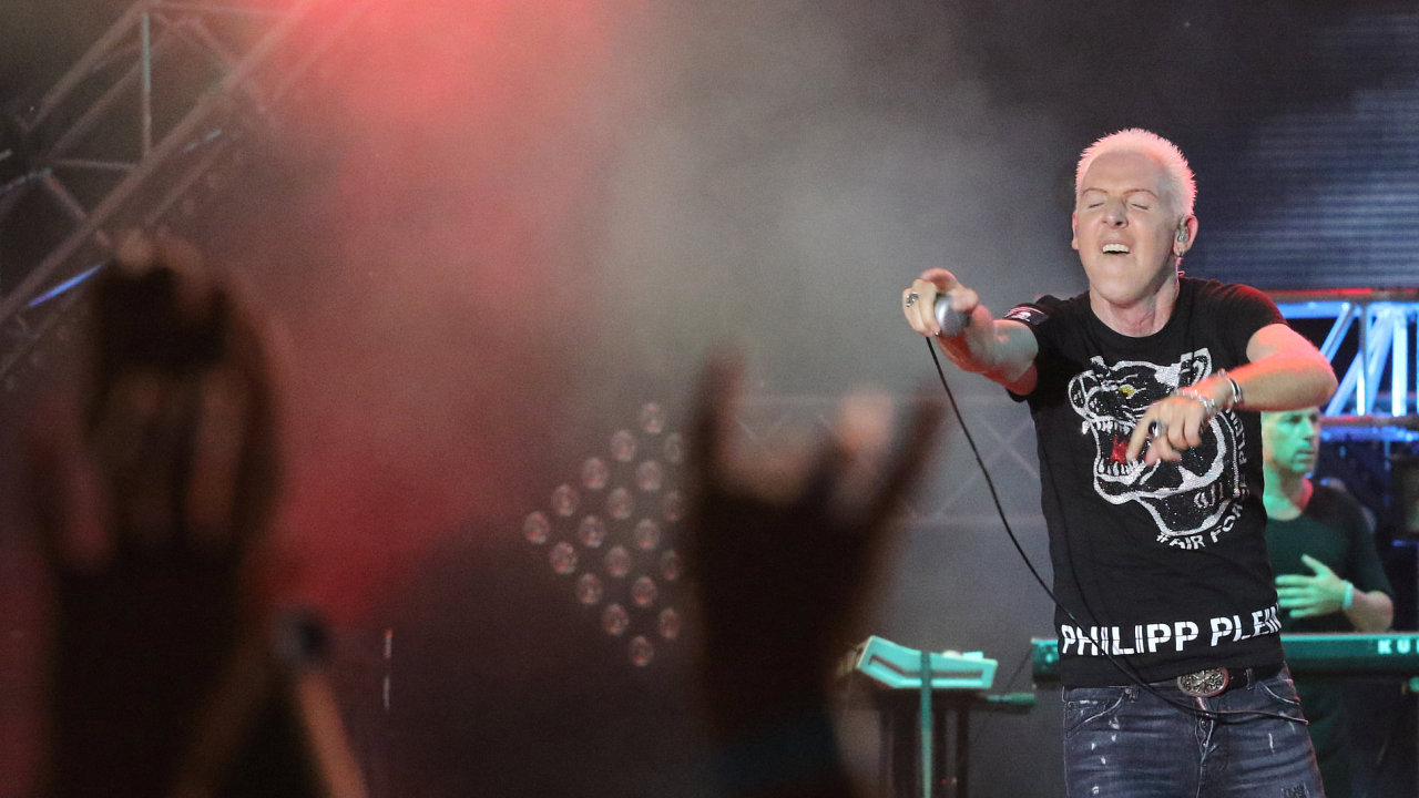 Zpvk kapely Scooter H.P. Baxxter je na snmku z vystoupen na krymskm Zolotaja Balka festivalu.