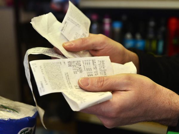 �esk&aacute; snaha motivovat v&yacute;hern&iacute; loteri&iacute; z&aacute;kazn&iacute;ky, aby vy�adovali p�i n&aacute;kupech &uacute;�tenky, nen&iacute; ve sv�t� ojedin�l&aacute;. &Uacute;�tenkov&eacute; loterie zkou&scaron;ej&iacute; hlavn� ve v&yacute;chodoevropsk&yacute;ch zem&iacute;ch a na Balk&aacute;n�.