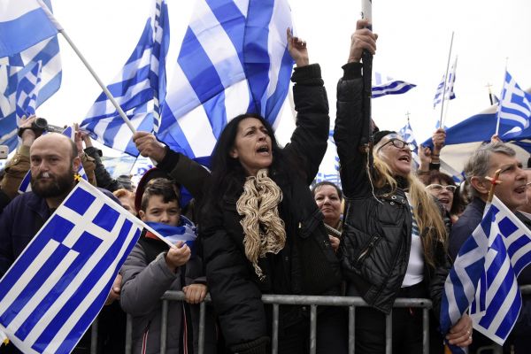 V severoecké Soluni demonstrovalo na 50 tisíc lidí kvli sporu o to, zda má bývalá jugoslávská republika právo pouívat ve svém názvu pojmenování Makedonie.