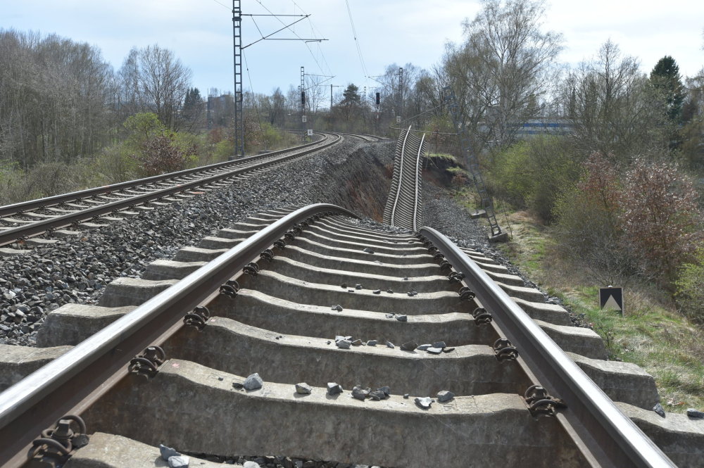 Pivolan zchrann sluba oetovala na mst zrannho mue. Agresivn mladk vak zaal zchrane fyzicky a verbln napadat, ti tak Dalovice: Naped napadl tchna, pak i zchrane | ZPRVY