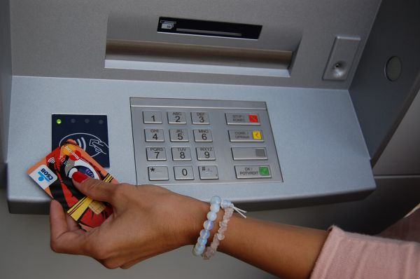 Bezkontaktn&iacute; v&yacute;b�r platebn&iacute; kartou z automatu �SOB