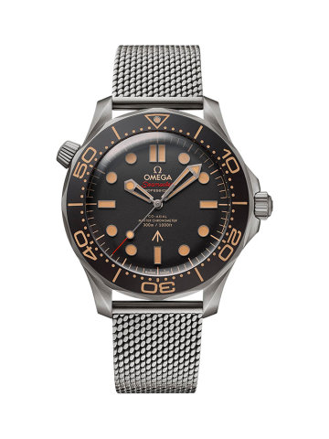Omega a Daniel Craig společně vytvořili nové hodinky pro Jamese Bonda. Edice Seamaster Diver 300M 007 byla navržena s ohledem na armádní standardy a je z pevného a lehkého titanu.