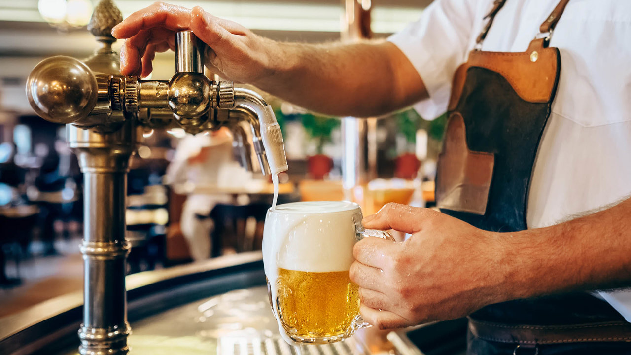 Od 1. kvìtna se má u toèeného alkoholického piva snížit DPH z 21 na 10 procent.