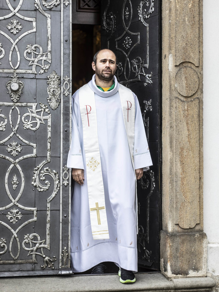 Duchovní Marco Gil, který do Česka přijel s portugalským týmem.