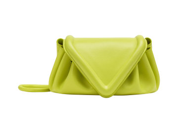 Zářivá barva, měkoučká kůže, moderní, a přesto nostalgický geometrický tvar. Kabelku Triangular Flap uvedla italská značka Bottega Veneta v kolekci Salon 01 pro jaro a léto.