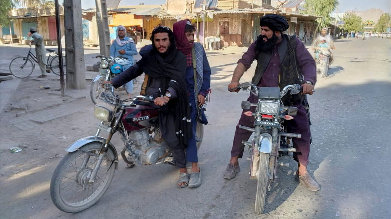 Bojovníci Tálibánu hlídkující ve městě Faráh.