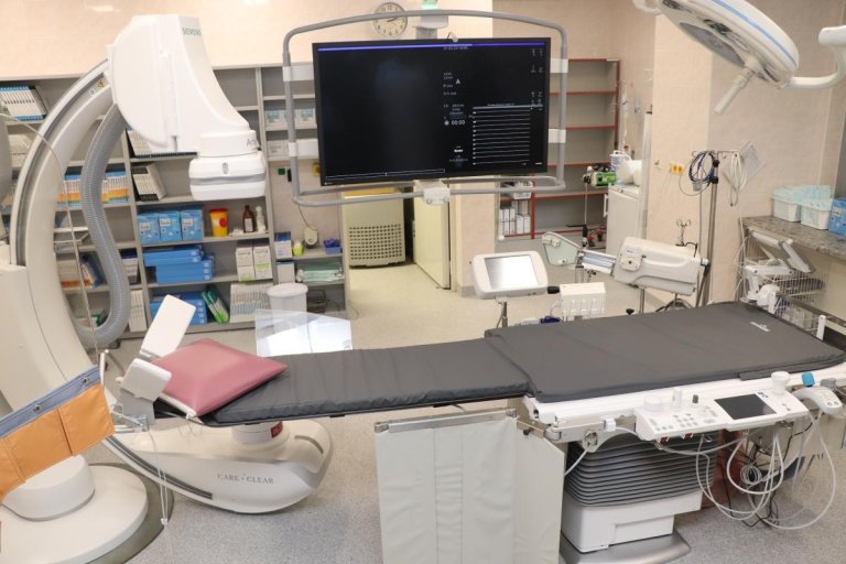 Lkai Kardiologick kliniky FN Plze vyuvaj kdiagnostickm aintervennm vkonm nov angiografick systm Siemens Axiom Artis Q floor.