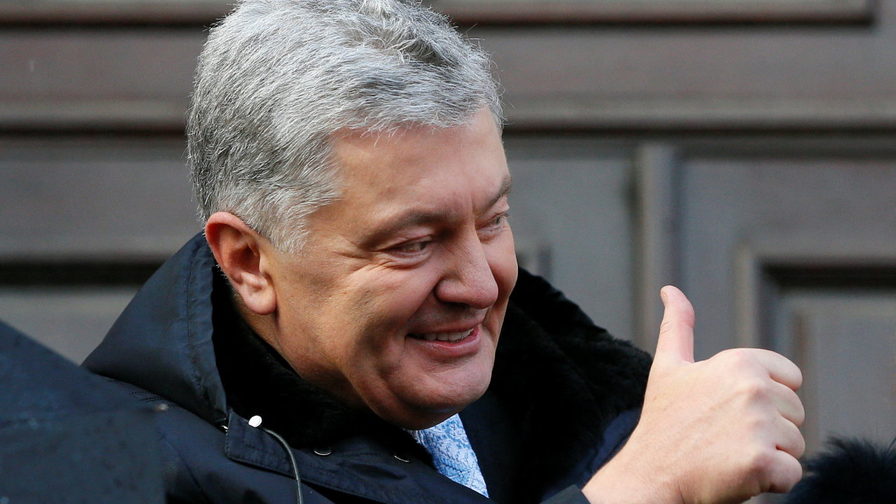 Bývalý ukrajinský prezident Porošenko odcházel od soudu spokojený.