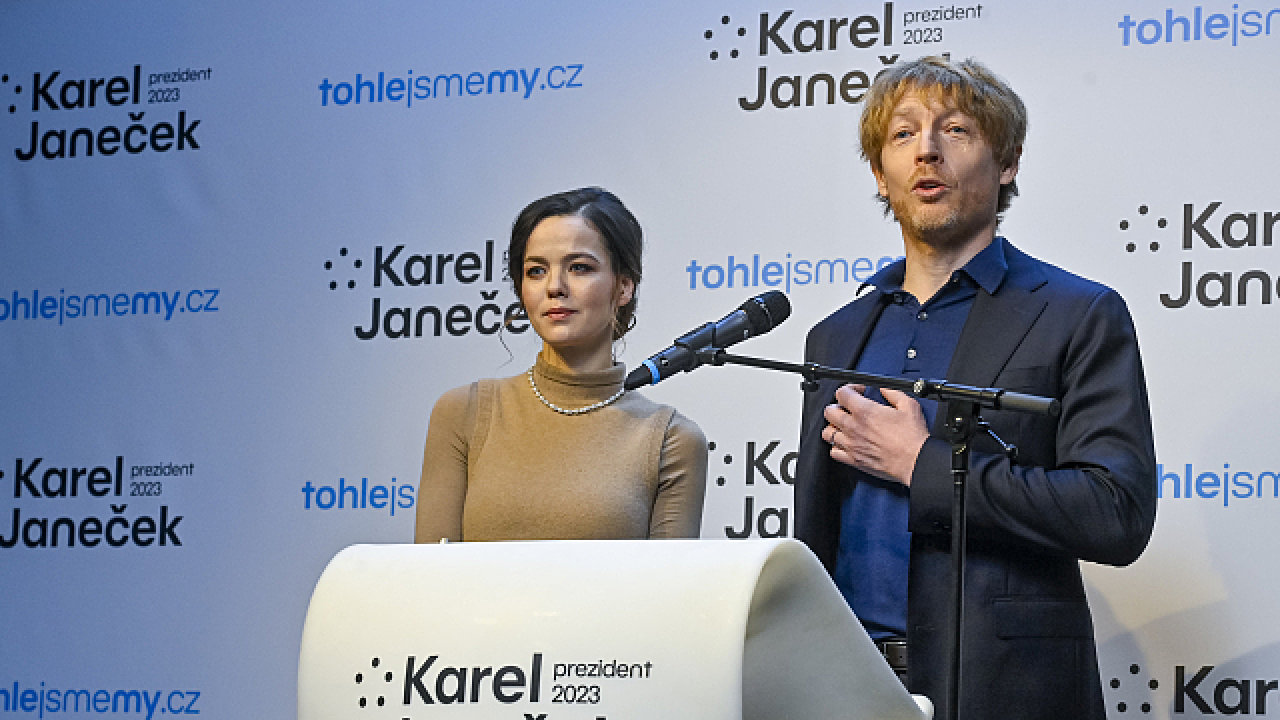 Matematik a miliardář Karel Janeček po boku svojí manželky v pátek odstartoval kampaň pro prezidentské volby v roce 2023.