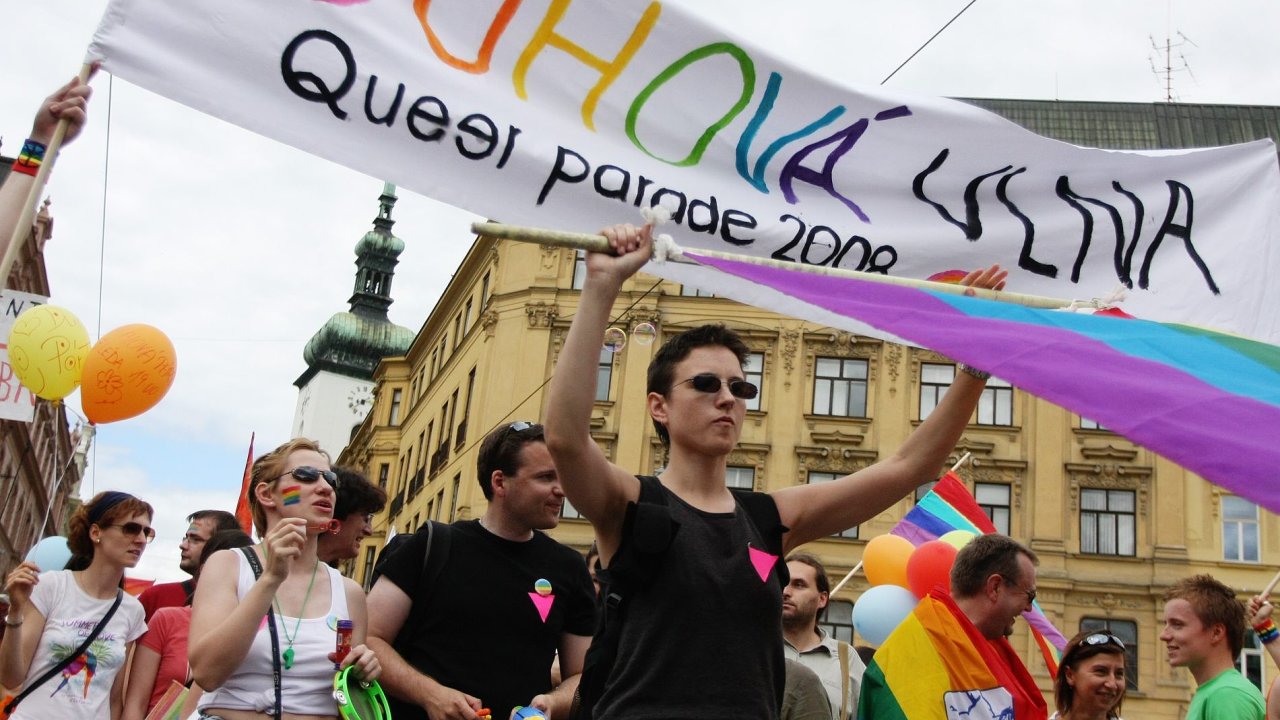 Pochod homosexuálù Queer Parade na námìstí Svobody v Brnì 28.6.2008.