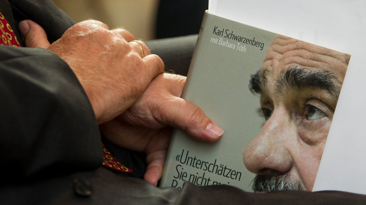 Karel Schwarzenberg poktil svou knihu