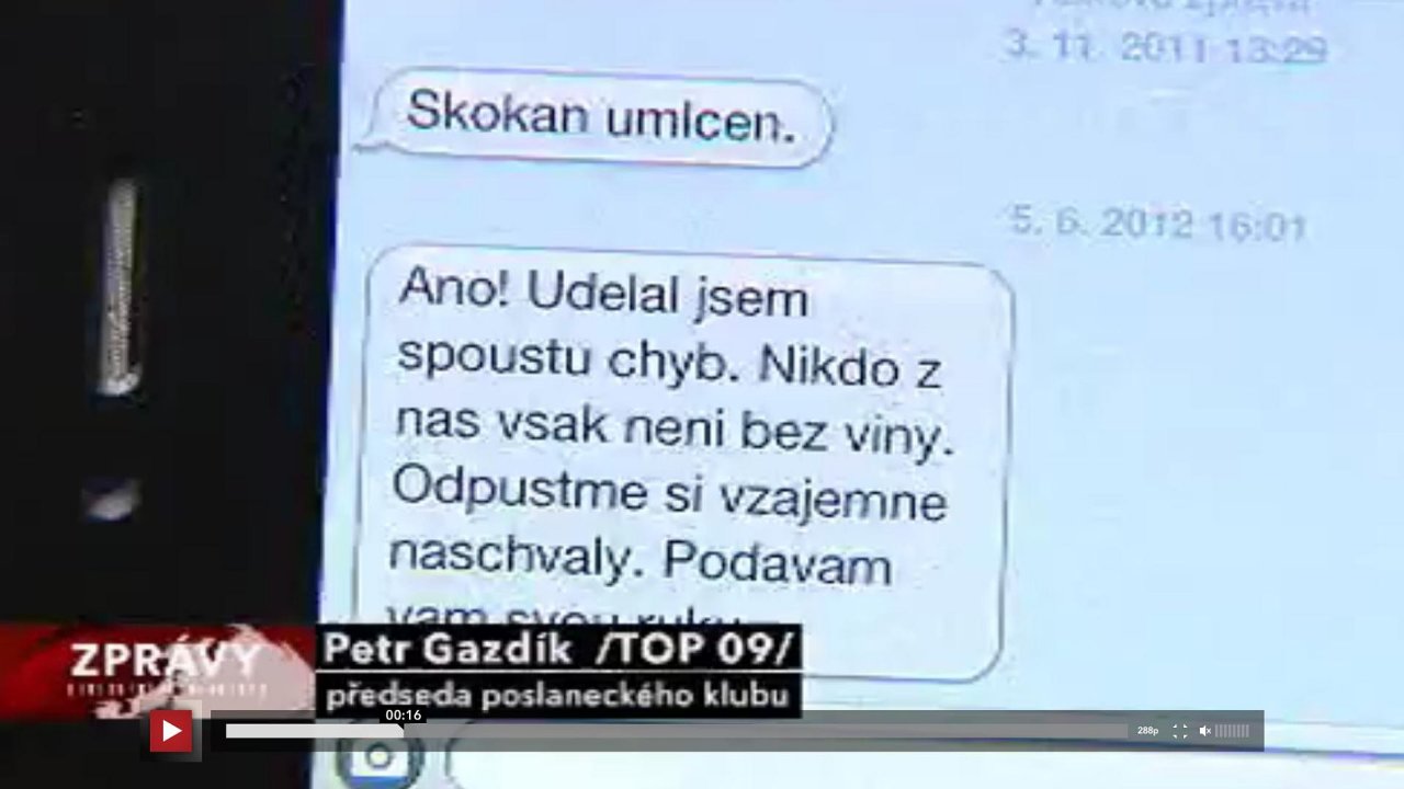 Petr Gazdk ukzal SMS zprvy od Radka Johna. Jen ta nahoe je prav, ta spodn je falen od skupiny Ztohoven.