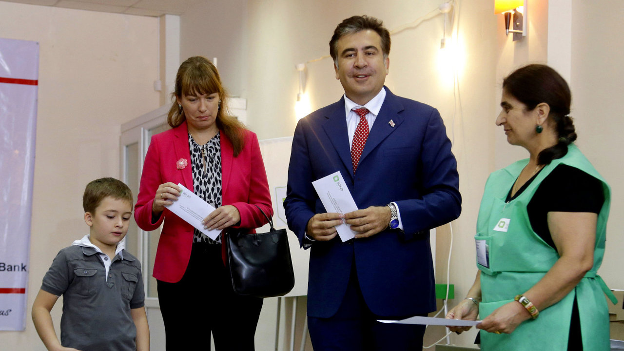 Prezident Michail Saakavili se svoj manelkou a synem ve volebn mstnosti
