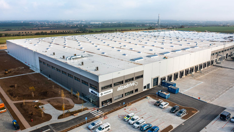 První část logistického centra o rozloze téměř 20 tisíc metrů čtverečních otevřela Alza.cz již v říjnu 2021.