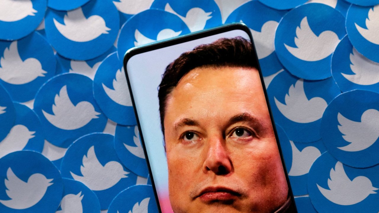 Elon Musk ještì nedávno vyhrožoval, že nekoupí Twitter.