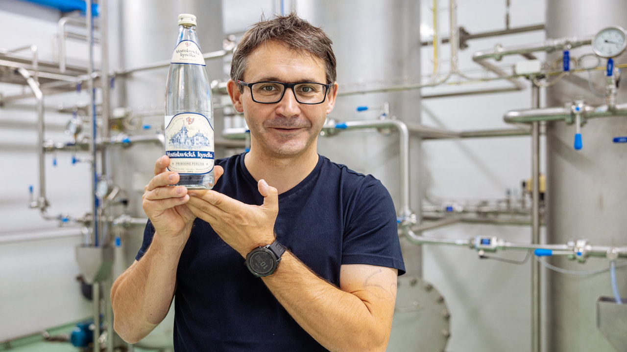 Jan Vokurka, který je v nápojáøském byznysu známý díky sirupové znaèce Kitl, obnovuje Vratislavickou kyselku. Ta je od pátku 22. èervence opìt v prodeji.