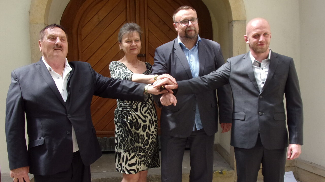 Tváøe Restartu. Zleva: Petr Hudlík (Nezávislí s podporou Èeské suverenity), Jana Fialová (Zemanovci), Martin Øíha (KSÈM) a Zdenìk Pernica (Slušní lidé).