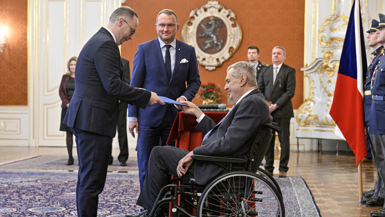 Prezident Miloš Zeman (vpravo) jmenoval Jana Procházku èlenem bankovní rady ÈNB.